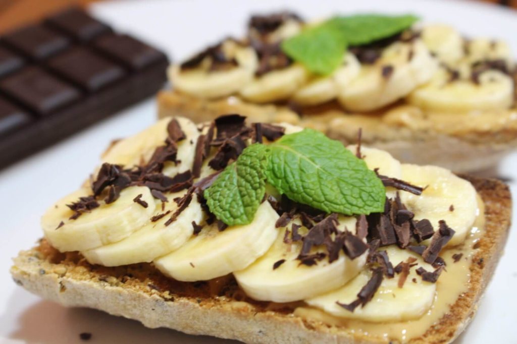 Tartine gourmande au beurre de cacahuète, banane et copeaux de chocolat